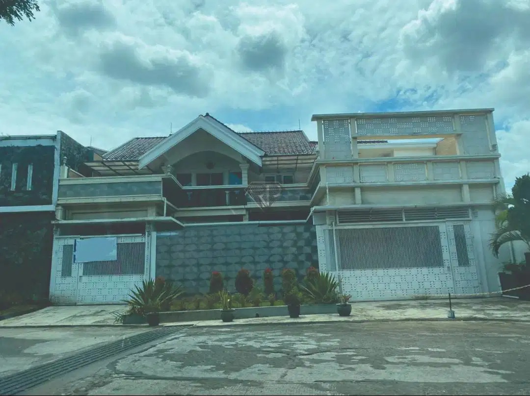 Jual Rumah Mewah Modern Siap Huni Full Furnished di Setraduta Kabupaten Bandung Barat